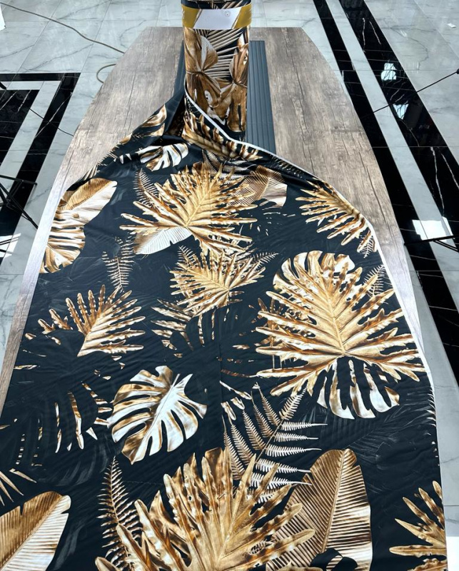 Ervi Luxusní bavlněný saténový dlouhý župan DELUXE – Monstera na černém /gold