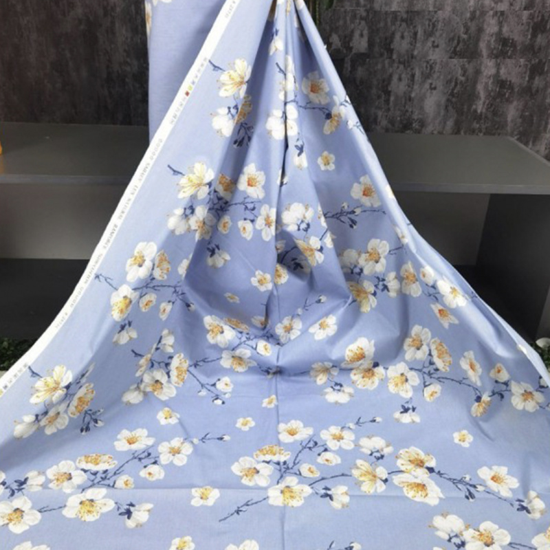 Ervi Bavlněná látka/plátno š.240cm - květ jabloně na modrém  - 25731-17, metráž