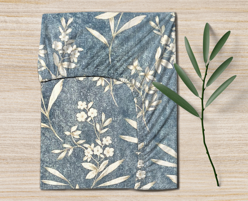 Ervi bavlněné napínací prostěradlo - bílé květinky na modrém