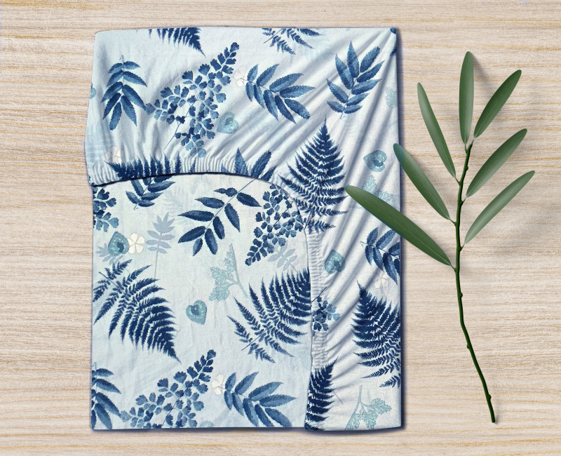 Ervi bavlněné napínací prostěradlo - Akvarelové lístky na modrém