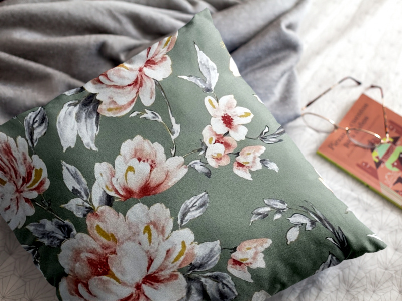 Ervi Saténový povlak na polštář DELUXE - pivoňky na zeleném