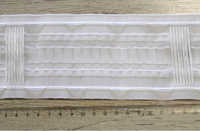 Řasící páska bílá na tyč s poutky