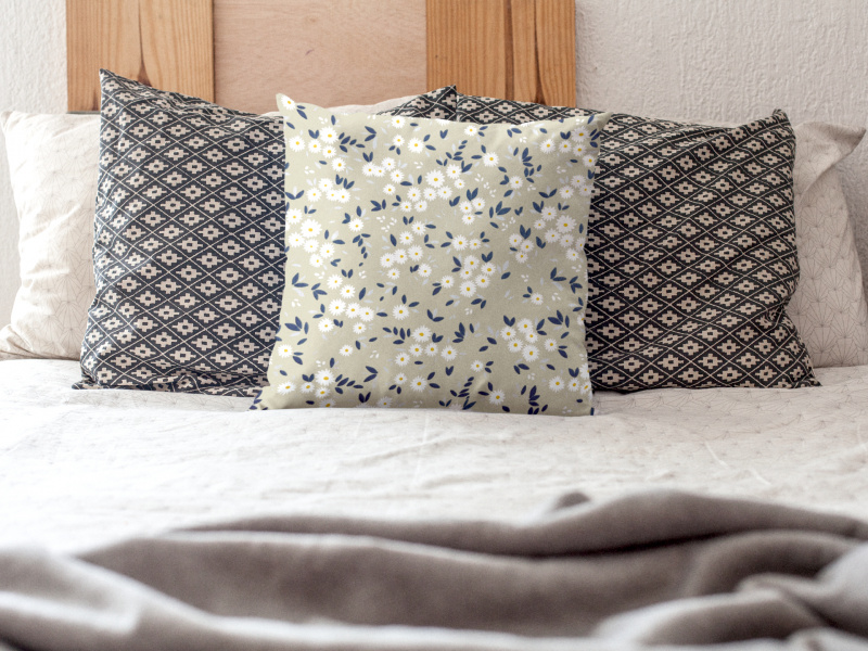 Ervi povlak na polštář Bavlněný - kytice sedmikrásek na béžovém