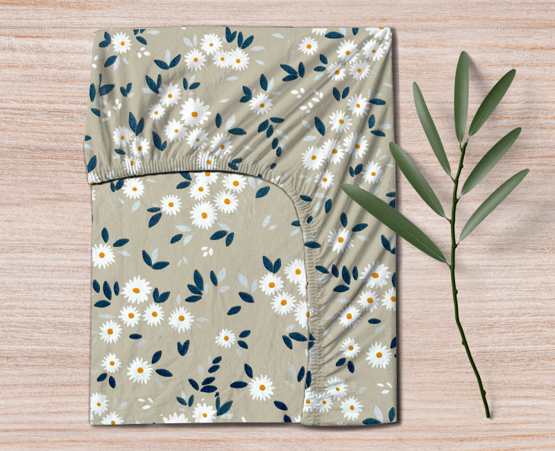 Ervi Bavlněné napínací prostěradlo - kytice sedmikrásek na béžovém